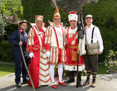 Dreigestirn 2017/2018 Prinz Michael II (Rahmen), Bauer Matthes (Matthias Hoven) und Jungfrau Thea (Theo Mller)