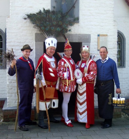 Dreigestirn 2013/2014 Ralf II (Mller), Manfred (Lttgens) & Jungfrau Horstine (Horst Maurischat) sowie Dreigestirnsfhrer Michael (Schumacher) und Schanzeremmel Marc (Wirtz)